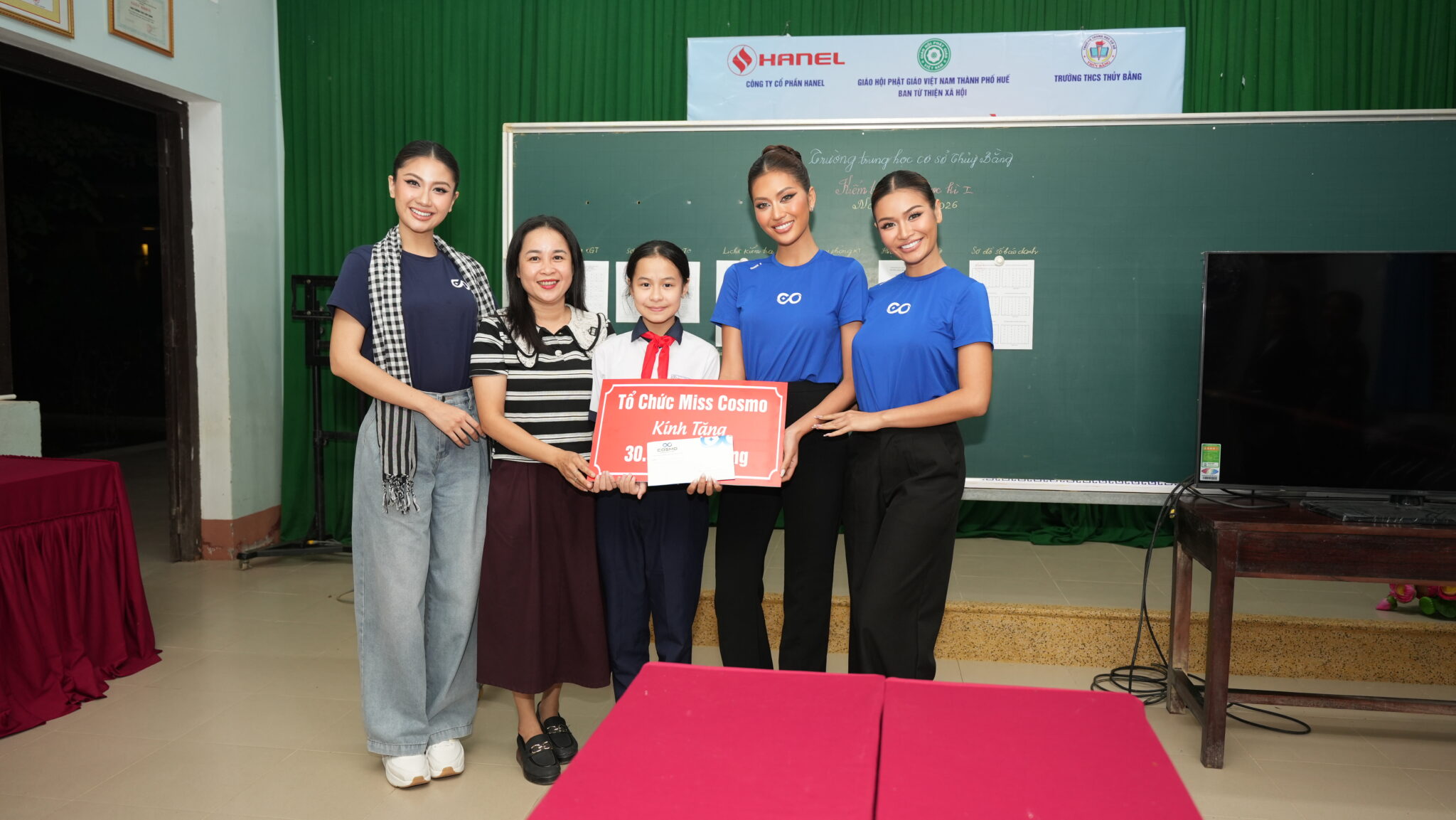 Top 2 Miss Cosmo 2024 xúc động trước những mất mát của người dân ở Huế, chung tay tiếp sức học sinh sau bão lũ